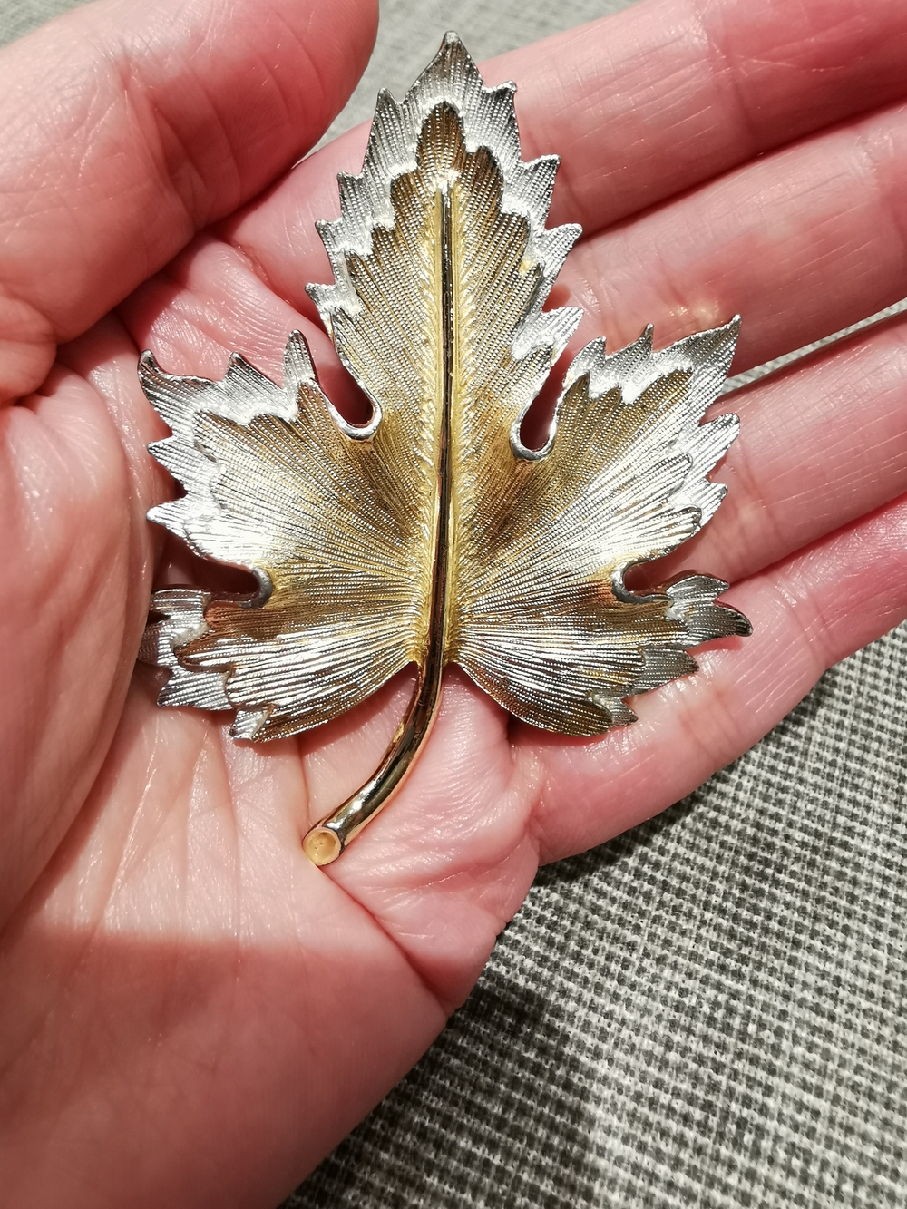 Sarah Coventry Gold & Silver Maple  Leaf Brooch
